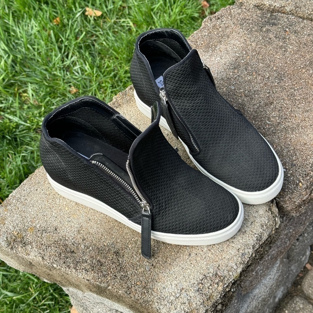 STEVE MADDEN~CAMDEN~WOMENS SIZE 9~BLACK KNIT~ZIPPER~WEDGE SNEAKERS~VERY NICE~BR​ - Picture 6 of 8
